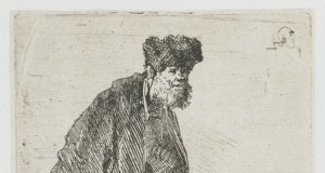 Hombre con un abrigo y gorro de piel apoyado contra un banco